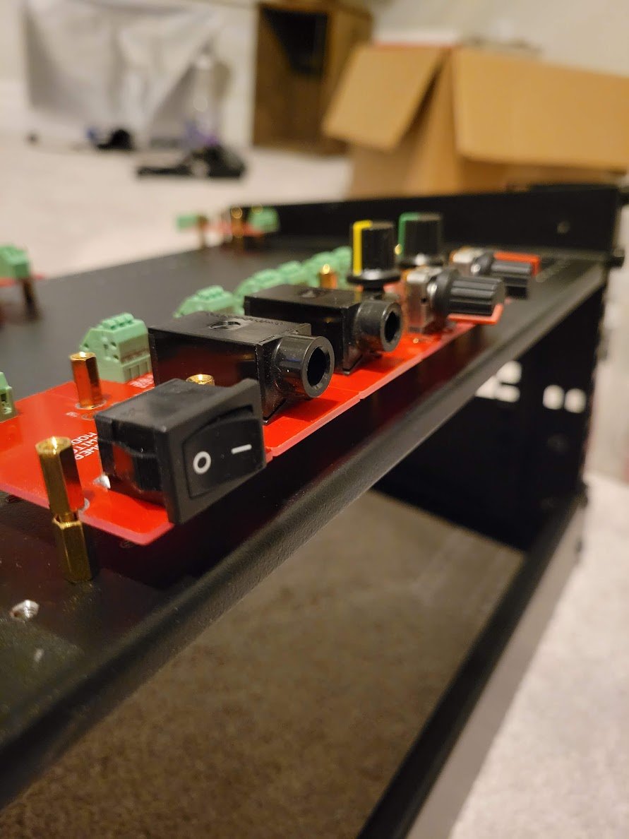 JIGMOD modules mounted along the front edge of the JIGMOD 19" Rack Platform